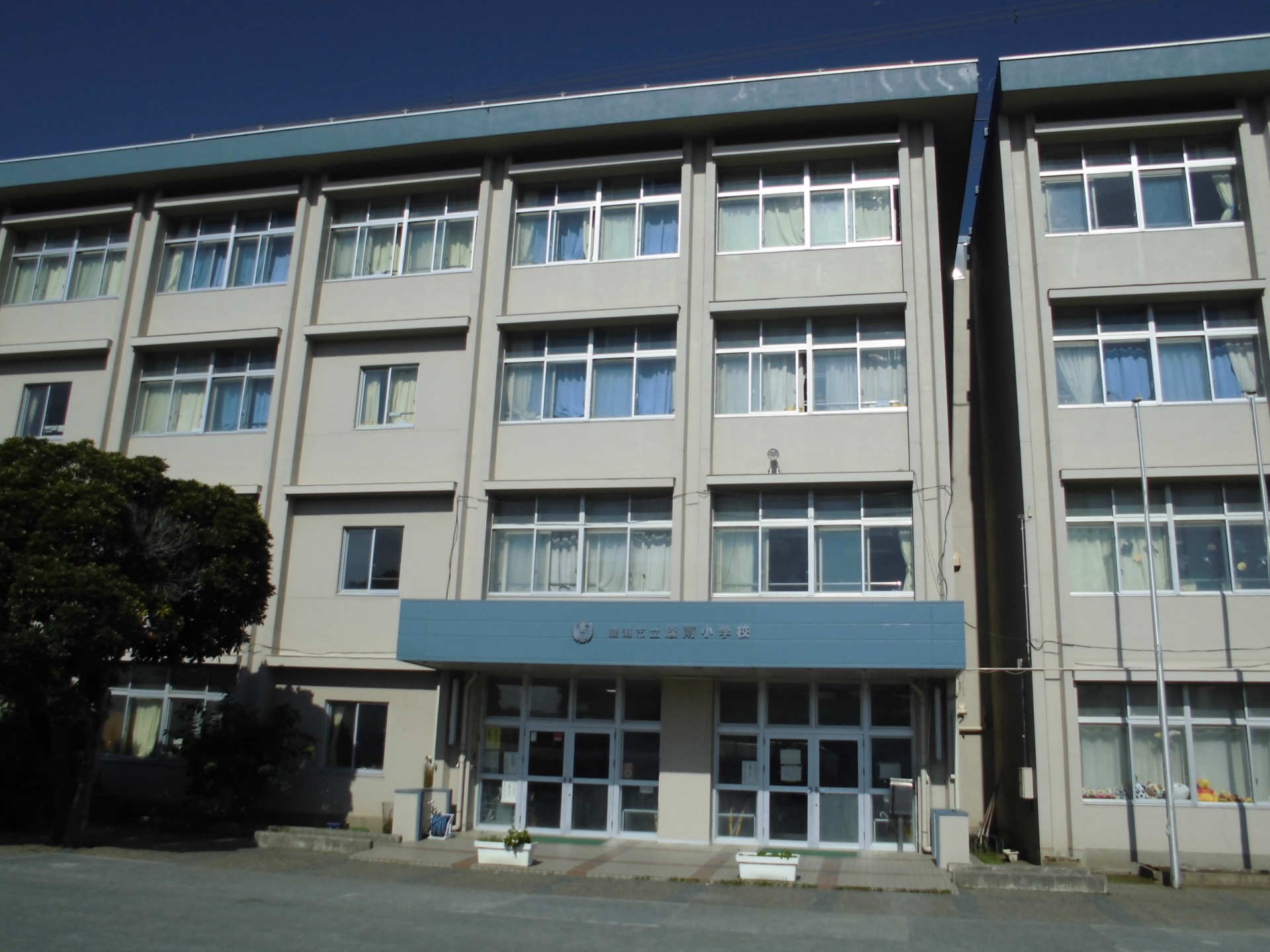 綾南小学校校舎の写真