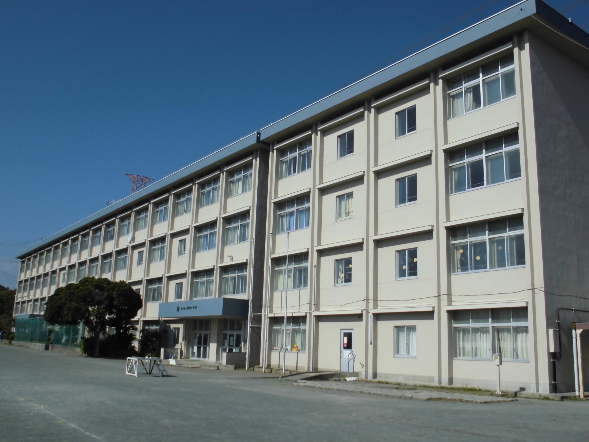 綾南小学校校舎の写真