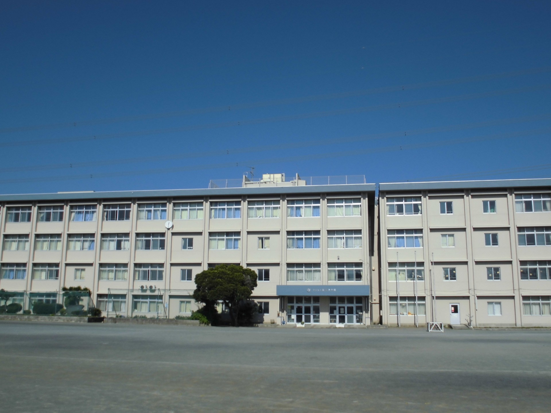 綾南小学校校舎の写真