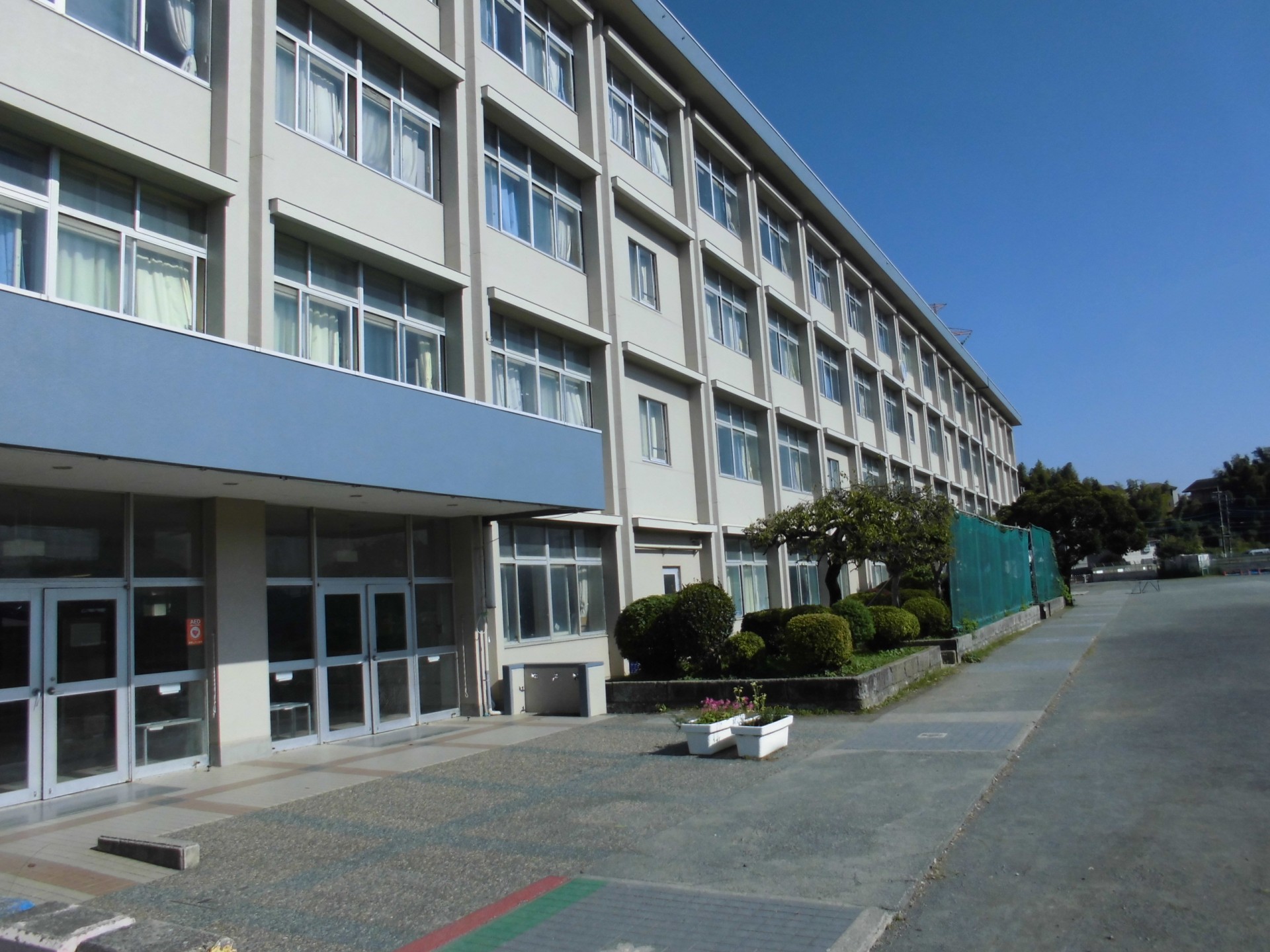 綾南小学校校舎の写真