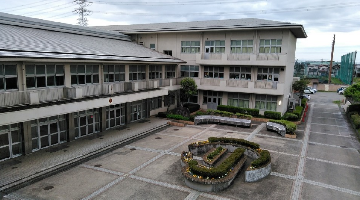 春日台中学校の校舎写真